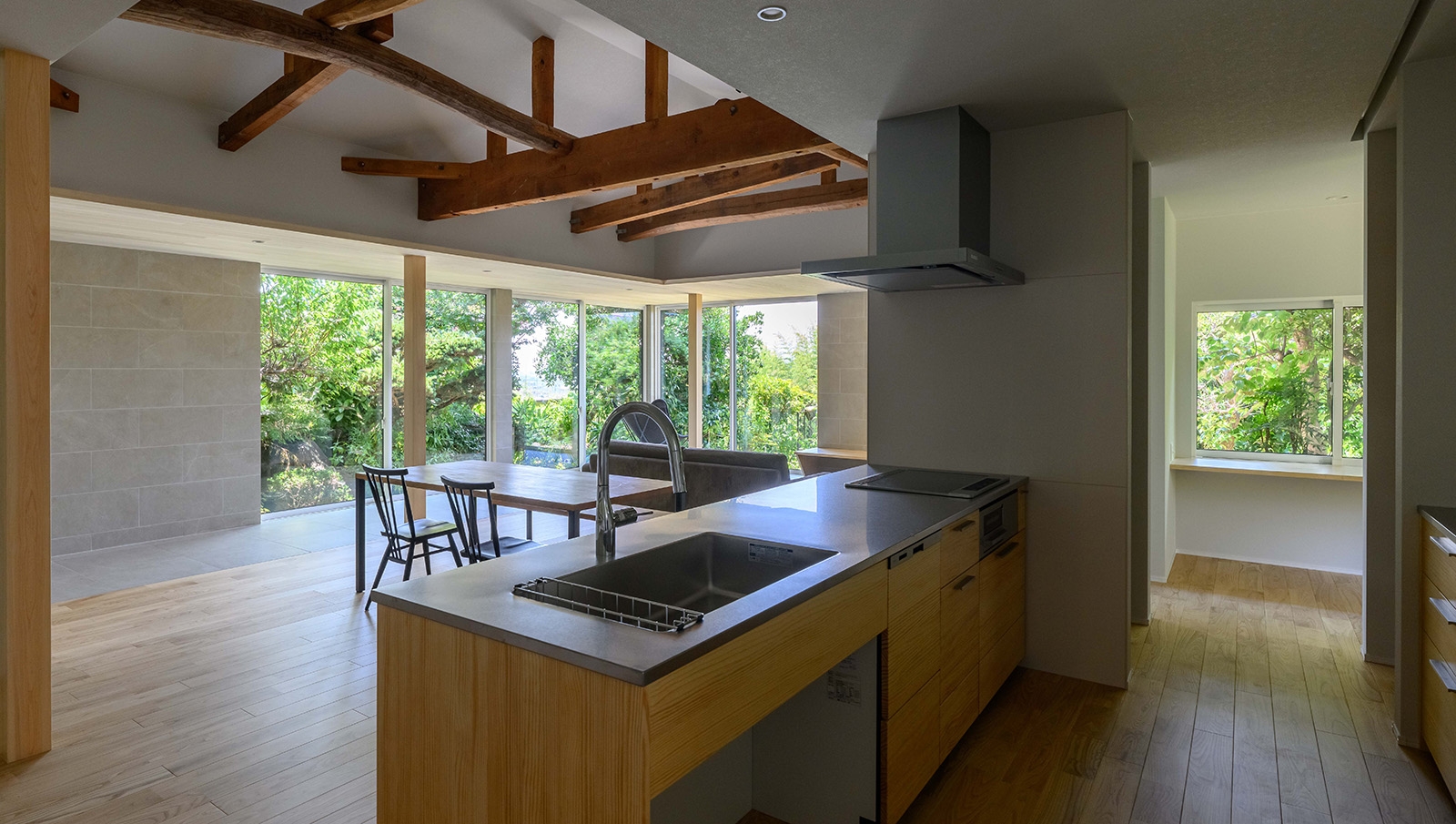 緑の庭が美しいのびやかな室内空間