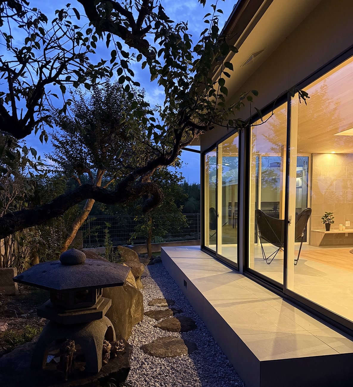 灯りこぼれる夜のテラスと庭